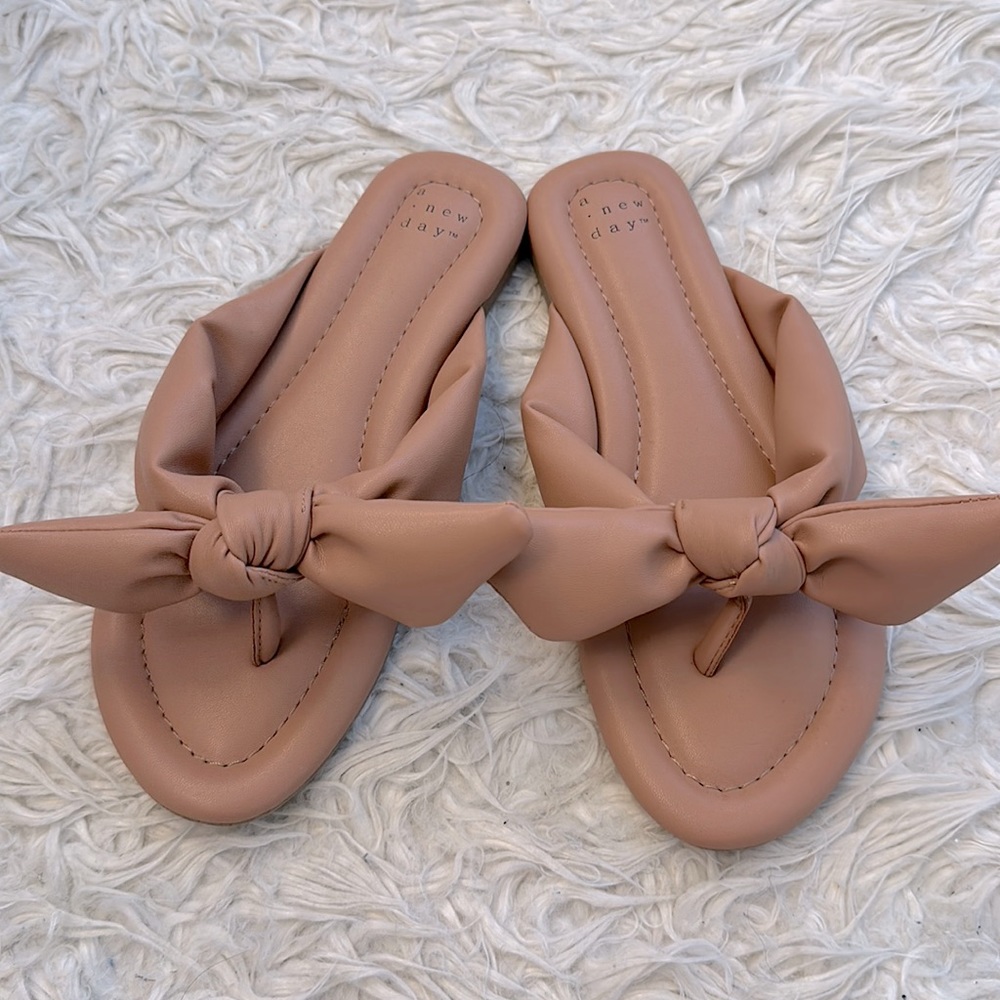 New!! Adley Puffy Bow Sandal